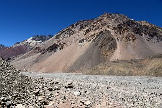 09 The Trail Starts Along The Flat Rough Riverbed 3790m Next To The Horcones River With The Old Cerro de los Dedos On The Descent From Plaza de Mulas To Confluencia